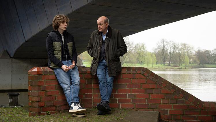 Nils Beerfeld (Julius Gause, links) vertraut sich Wilsberg (Leonard Lansink) an. Der Teenager glaubt, dass sein Stiefvater etwas mit dem Einbruch und Mord zu tun hat. Ist er glaubw&uuml;rdig?