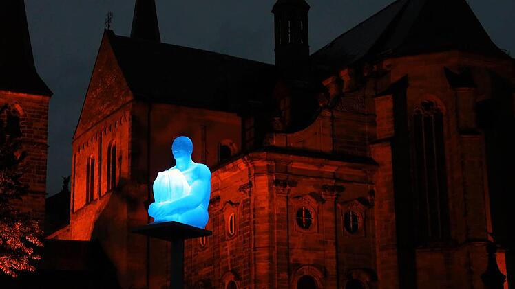 Vor allem nachts entfalten die Plastiken von Plensa eine besondere Wirkung. Auch hier vor der Kulisste von St. Michael.