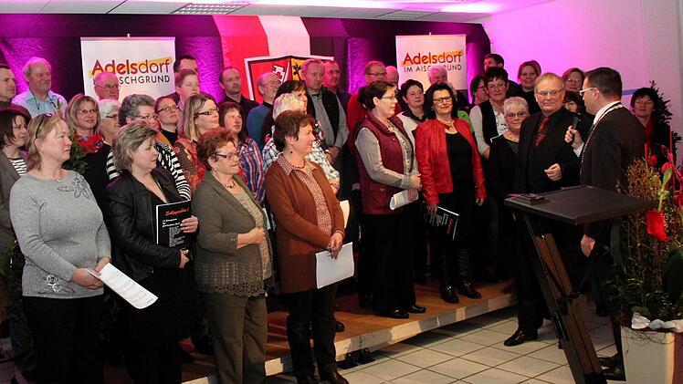 Rudolf Kießling inmitten seiner Sänger (links neben dem Bürgermeister)