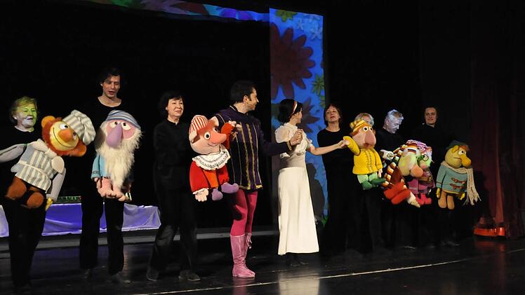 In einer scharf abgegrenzten Lichtgasse werden von ihnen Objekte und Puppen so geführt, dass diese sich frei im Raum bewegen und nicht mehr an einen Ort gebunden sind. Die Puppenspieler des Velvets-Theaters beherrschen es erstklassig. Foto: Klopf