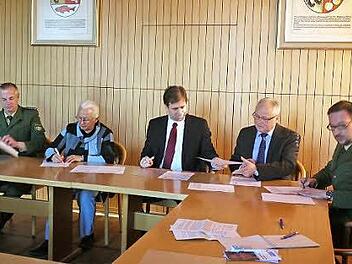 Die erneuerte Vereinbarung zum "Netzwerk Opferhilfe" unterzeichneten (von links) Manfred Hänchen von der PI Ebermannstadt, Monika Vieth vom Weißen Ring, Landrat Hermann Ulm, Rudolf Kirchberger für das Zentrum Bayern Familie und Soziales sowie Rainer Schmeußer von der Forchheimer Polizei. Foto: PaulineLindner