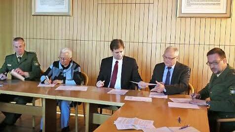 Die erneuerte Vereinbarung zum "Netzwerk Opferhilfe" unterzeichneten (von links) Manfred Hänchen von der PI Ebermannstadt, Monika Vieth vom Weißen Ring, Landrat Hermann Ulm, Rudolf Kirchberger für das Zentrum Bayern Familie und Soziales sowie Rainer Schmeußer von der Forchheimer Polizei. Foto: PaulineLindner