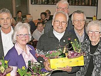 Ein Teil der Geehrten des Obst- und Gartenbauvereins Hemhofen Foto: Sylvia Hubele
