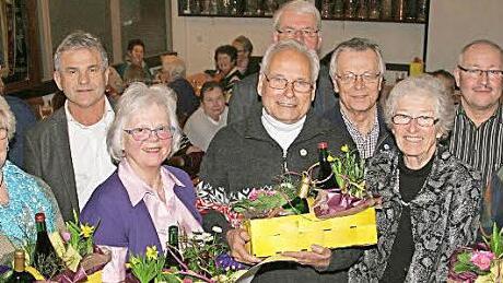 Ein Teil der Geehrten des Obst- und Gartenbauvereins Hemhofen Foto: Sylvia Hubele