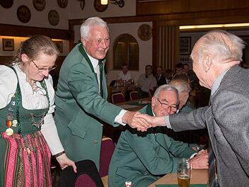 Zahlreiche Hände musste Siegfried Jäkel (Mitte) nach seiner Ernennung zum Ehrenschützenmeister schütteln. Foto: Klaus Gagel