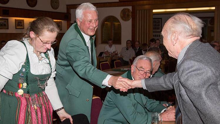 Zahlreiche Hände musste Siegfried Jäkel (Mitte) nach seiner Ernennung zum Ehrenschützenmeister schütteln. Foto: Klaus Gagel