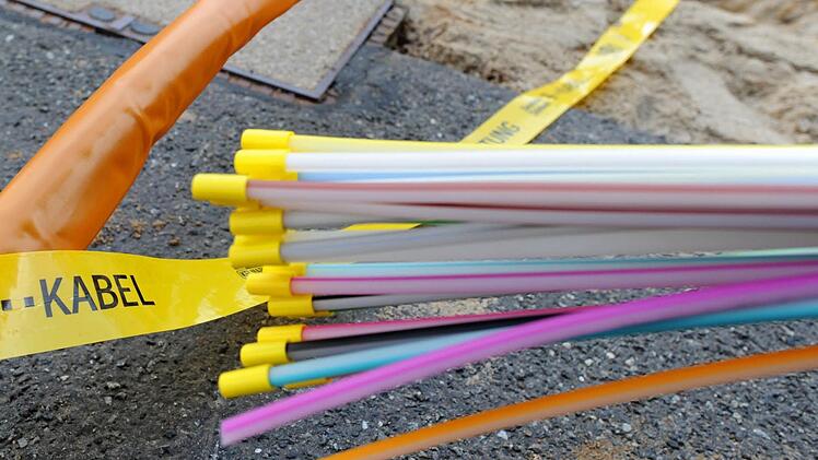 Glasfaserkabel sind unscheinbar, können aber gigantische Datenmengen übertragen.  Foto: Julian Stratenschulte/dpa