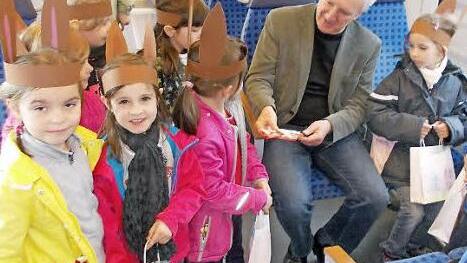 Die "Hasenkinder" verteilten die von der Deutschen Bahn spendierten Ostergeschenke an die Reisenden. Foto: Klaus Oelzner