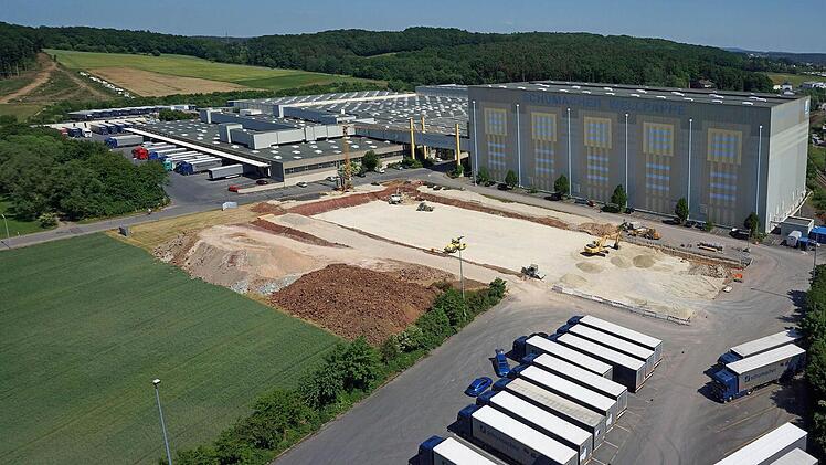 Schumacher-Packaging investiert gerade in ein weiteres Hochregallager. Doch ob auch eine neue Verwaltung für 15 Millionen Euro nach Ebersdorf kommt, ist nun offen, nachdem der Bürgerentscheid gegen eine Beteiligung des Landkreises an einem neuen Flugplatz ausging. Foto: Volkmar Franke/www.hochbild-design.de