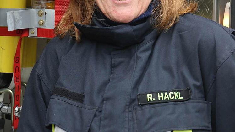 Ramona Hackl aus Niederfüllbach: "Ich gehöre der Feuerwehr Niederfüllbach schon 25 Jahre an. Durch meinen Mann, der jetzt 1. Kommandant ist, bin ich dazu gekommen. Das ist eine schöne und sinnvolle Freizeitbeschäftigung, die mir großen Spaß macht, da ich Menschen in Not helfen kann. Ich war eine der ersten Atemschutzgeräteträgerinnen." Foto: Michael Stelzner