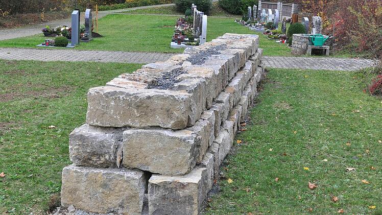 Im Friedhof in Gädheim wurde eine Urnenmauer errichtet, die im kommenden Jahr noch bepflanzt wird. Zu beiden Seiten der Mauer können jeweils zwei Urnen in einem kleinen Urnengrab beigesetzt werden. Bürgermeister Peter Kraus dankte Reinhold Schmitt, Manfred Vollert und Heinz May für ihren ehrenamtlichen Einsatz beim Bau der Mauer.