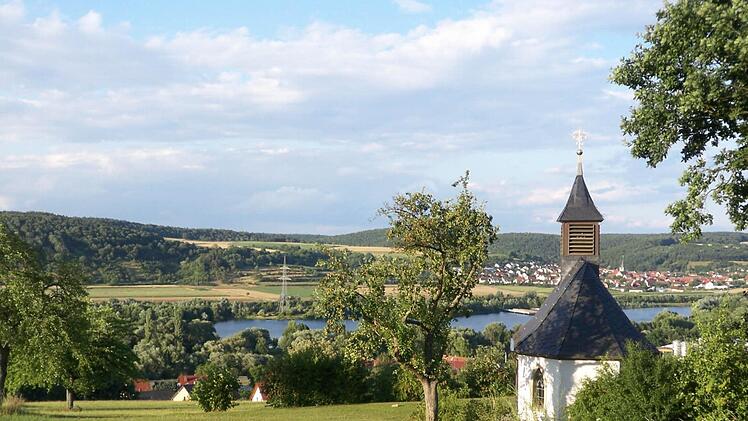 Ein besonderer Anziehungspunkt ist die Vierzehn-Nothelfer-Kapelle hoch über Eschenbach, die aus Initiative der Dorfbevölkerung errichtet wurde. Für die Pflege der Kapelle dankte Bürgermeister Michael Ziegler bei der Bürgerversammlung den Ehrenamtlichen. Fotos. Sabine Weinbeer