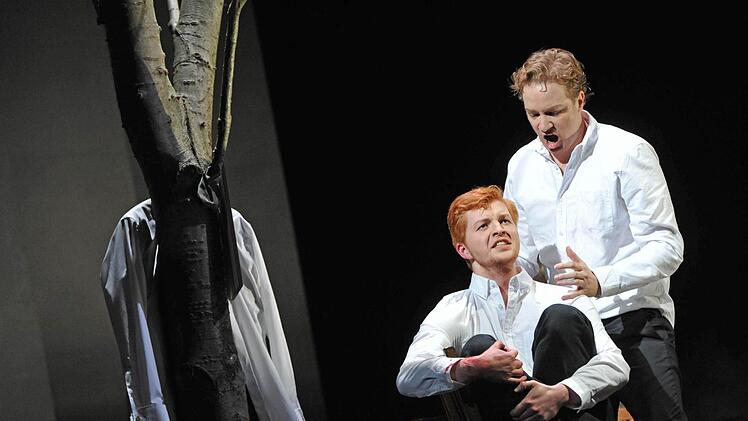 Bodo Busse inszenierte Franz Schuberts "Winterreise" am Landestheater Coburg. Als Solist beeindruckt der junge Tenor David Zimmer.Foto: Andrea Kremper