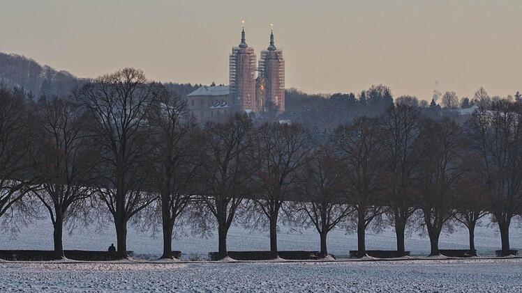 Der von Linden gesäumte Wallfahrtsweg nach Vierzehnheiligen ist auch im Winter ein Hingucker.  Foto: Harald Koch