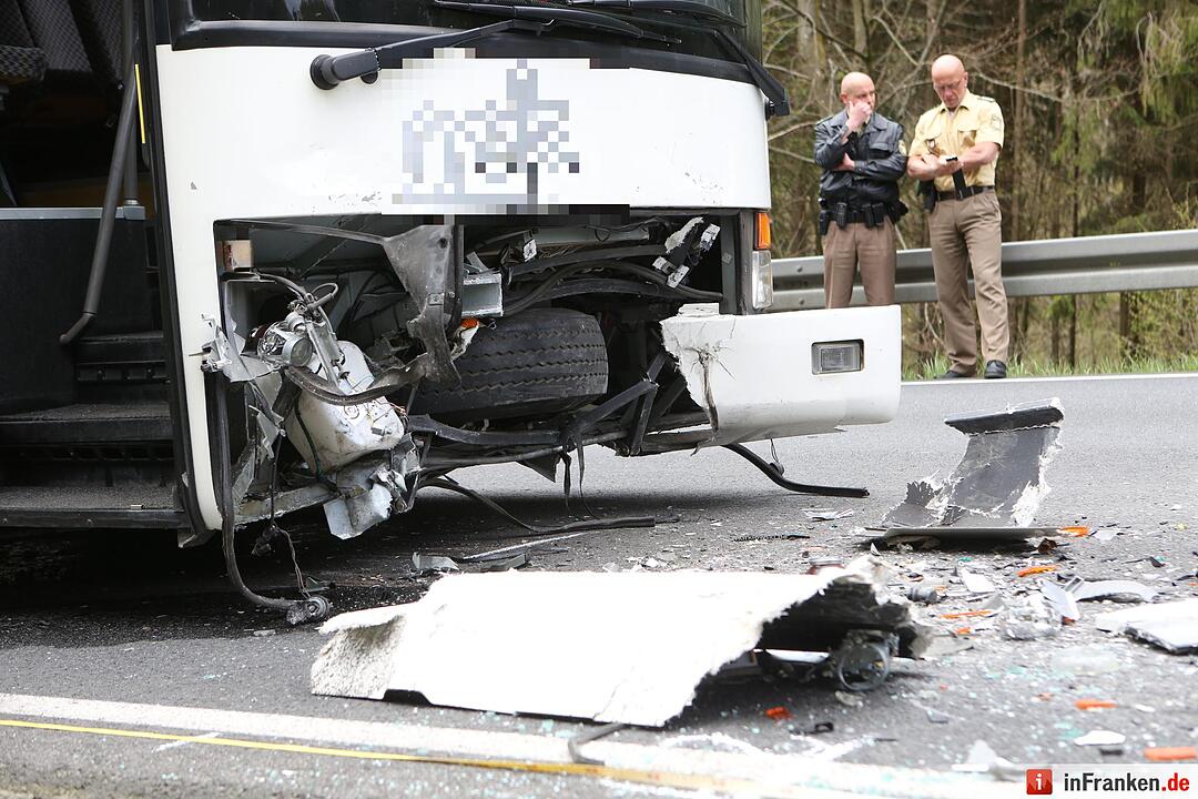Schonungen: Schulbus gegen Auto