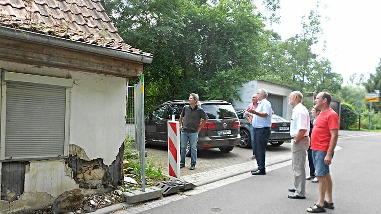 Vom desolaten und baufälligem Zustande des leer stehenden Anwesens am nördlichen Ortsausgang in Richtung Obermerzbach überzeugte sich der Bauausschuss mit Bürgermeister Helmut Dietz (3. von links). Geprüft wird, ob es die Gemeinde erwerben und abreißen kann. Foto: Edgar Maier