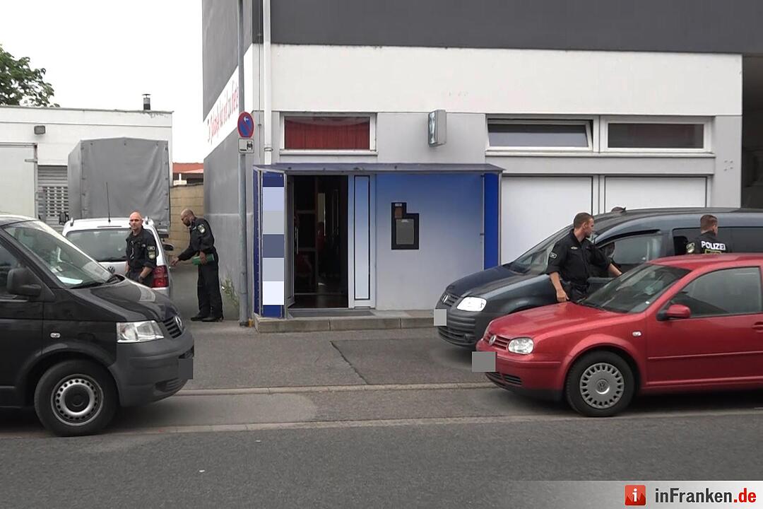 Polizeieinsatz in Bamberg: Hintergrund noch unklar - Beamte hatten augenscheinlich ein Gebäude im Fokus – Mehrere Fahrzeuge der Bereitschaftspolizei vor Ort