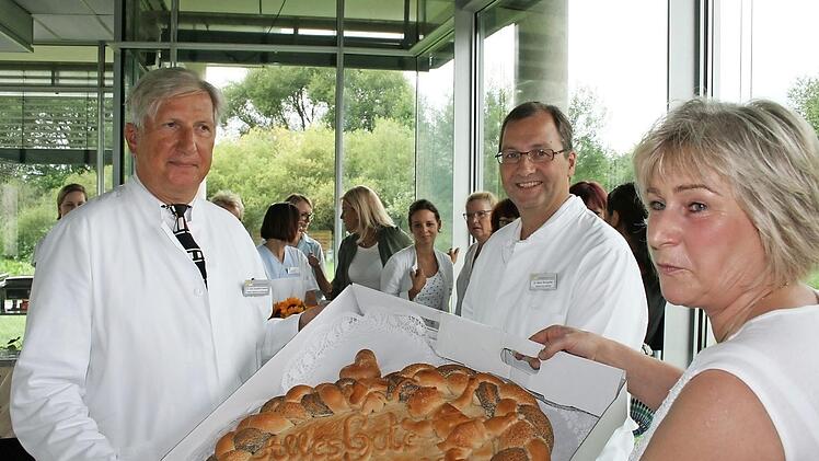 Der Ruhestand ist gebacken: Petra Puchinger, die im Kreißsaal arbeitet, wünscht ihrem scheidenden Chef in Brotform "Alles Gute".