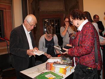 Am Ende seines Vortrags signierte Franz Alt noch Bücher.Gerda Völk