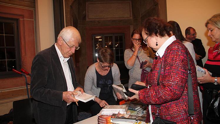 Am Ende seines Vortrags signierte Franz Alt noch Bücher.Gerda Völk