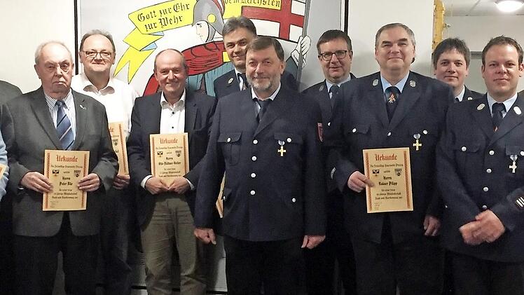 Ehrungen für langjährige Mitgliedschaft in der FF Pressig. Mit im Bild von rechts 2. Kommandant Walter Geisler, Zweiter Bürgermeister Wolfgang Förtsch, 1. Kommandant Daniel Bartsch