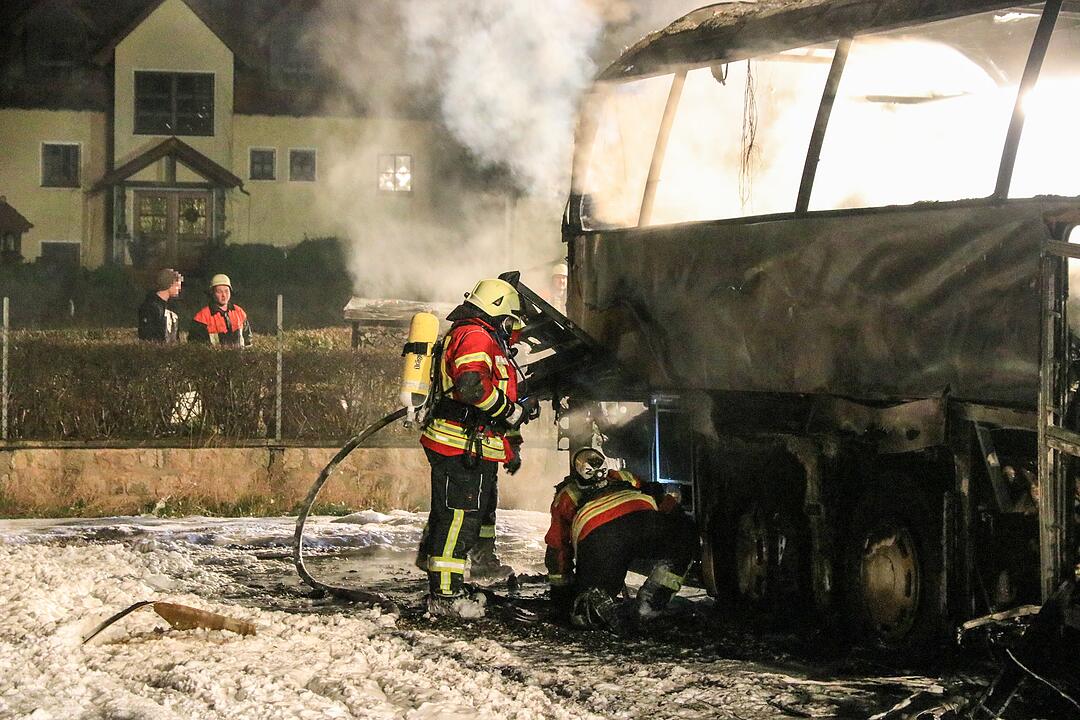 Großbrand bei Busunternehmen in Oberfranken