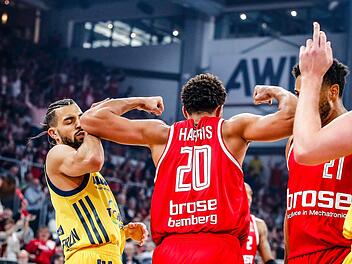 Der Bamberger Center Elias Harris l&auml;sst im Pokal-Finale 2019 gegen Alba Berlin die Muskeln spielen. Foto: Daniel L&ouml;b