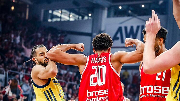 Der Bamberger Center Elias Harris l&auml;sst im Pokal-Finale 2019 gegen Alba Berlin die Muskeln spielen. Foto: Daniel L&ouml;b