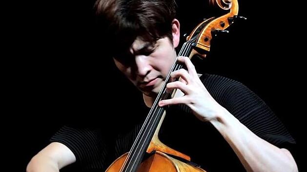 Woongwhee Moon, Solocellist des Philharmonischen Orchesters des Landestheaters, interpretiert Bach.Landestheater (Video: Martin Trepl)