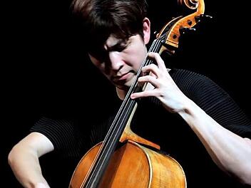 Woongwhee Moon, Solocellist des Philharmonischen Orchesters des Landestheaters, interpretiert Bach.Landestheater (Video: Martin Trepl)