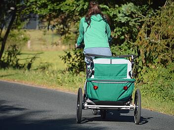 Mutter mit Radanhänger von Auto angefahren und verletzt