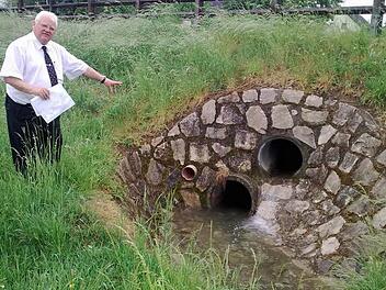 Aus diesen Rohren werden die Teiche des Schlossherrn gespeist. Bürgermeister Joachim Wersal ist  überzeugt,  dass auch das Wasser aus dem Regenüberlaufbecken (unteres Rohr) den Fischen in den Teichen nicht schadet.  Foto: Andreas Dorsch