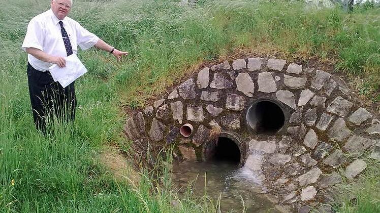 Aus diesen Rohren werden die Teiche des Schlossherrn gespeist. Bürgermeister Joachim Wersal ist  überzeugt,  dass auch das Wasser aus dem Regenüberlaufbecken (unteres Rohr) den Fischen in den Teichen nicht schadet.  Foto: Andreas Dorsch