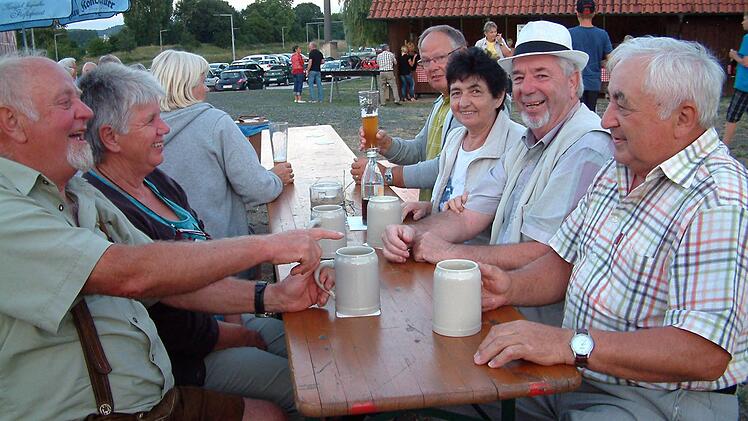 Beim Limbacher Flößerfest finden sich immer wieder lustige Runden.