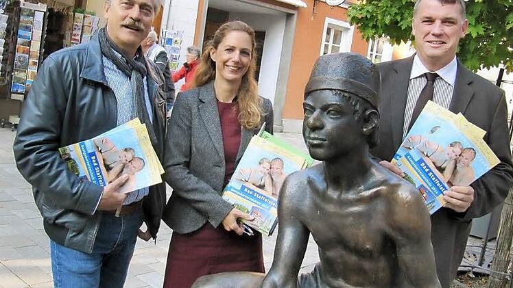 Graphikdesigner Peter Bäumel, Anne Maria Schneider und Zweiter Bürgermeister Hans-Josef Stich (von links) präsnetieren das neue Gastgeberverzeicnis.  Foto: Monika Schütz