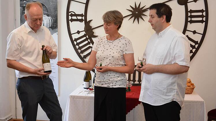 Bürgermeister Helmut Blank (CSU, von links), Karoline Knoth und Museumsleiter Björn Hein verkosten burgundische Weine. Foto: Lydia Bangert