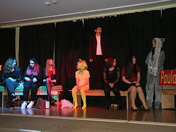Die Gebrüder Grimm hätten sich gewundert: Die Theatergruppe der Realschule Burgkunstadt zeigte mit der "Märchen-Mafia" die dunkle Seite von Frau Holle und Co.