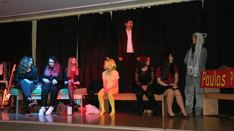 Die Gebrüder Grimm hätten sich gewundert: Die Theatergruppe der Realschule Burgkunstadt zeigte mit der "Märchen-Mafia" die dunkle Seite von Frau Holle und Co.