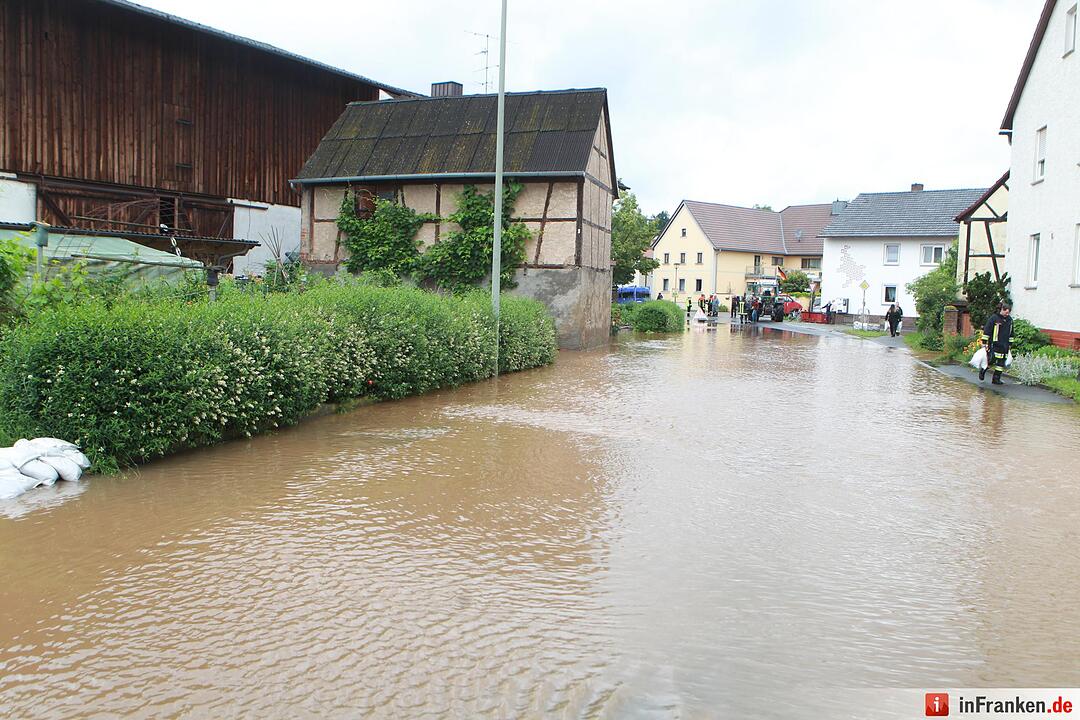 Hochwasser ueberflutet Ortskern von Stettfeld