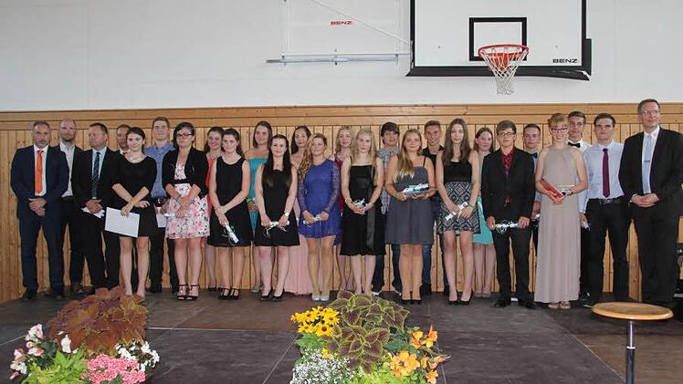 19 Absolventinnen und Absolventen hatten eine Eins vor dem Komma, bzw. wurden für besondere Leistungen ausgezeichnet. Ihnen gratulierten Schulleiter Hartmut Weis (rechts), sowie Vertreter von Industrie und Banken. Vierte von rechts Schulbeste Theresa Weiß. Foto: Helmut Will