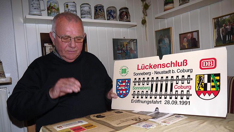 "Vielleicht vermache ich sie irgendwann einmal der Stadt": Ernst Fleischmann und seine Erinnerungsstücke von der Eröffnungsfahrt.