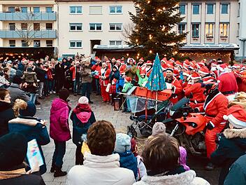 Mit 75 Teilnehmern im Weihnachtsmann-Kostüm spielte der Wildfleckener Musikzug auf. Foto: Sebastian Schmitt