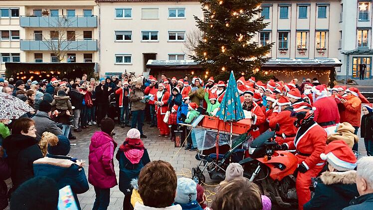 Mit 75 Teilnehmern im Weihnachtsmann-Kostüm spielte der Wildfleckener Musikzug auf. Foto: Sebastian Schmitt