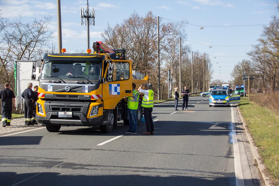Frontal von Lkw erfasst –  Fußgänger schwebt nach Unfall in Nürnberg in Lebensgefahr
