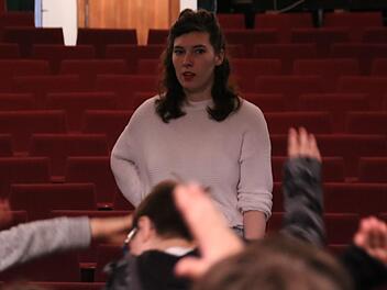 Immer den Überblick behalten: Regisseurin Luise Kautz koordiniert für die "Parade" Laiendarsteller aus mehreren Bad Kissinger Schulen. Foto: Teresa Hirschberg