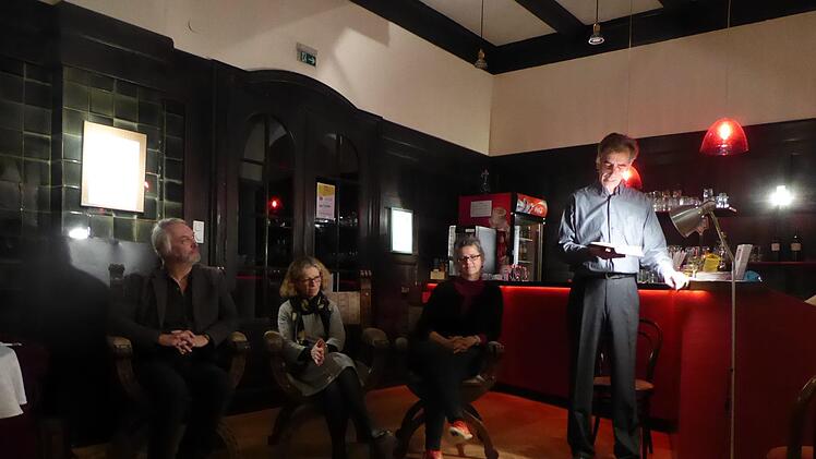 Ingo Pfeiffer (rechts) legte mit Textausschnitten aus Hans Falladas Roman "Der Trinker" die literarische Basis für die Diskussion mit Suchtberaterin Ilse Bieniek (2. von links), Anne Maar und Sebastian Worch. Gerhild Ahnert