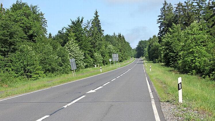 Die Staatsstraße 2209 am Rennsteig wird ab 1. Juli saniert. Die Baumaßnahme erfolgt in zwei Bauabschnitten unter Vollsperrung. Foto: V. Schadeck