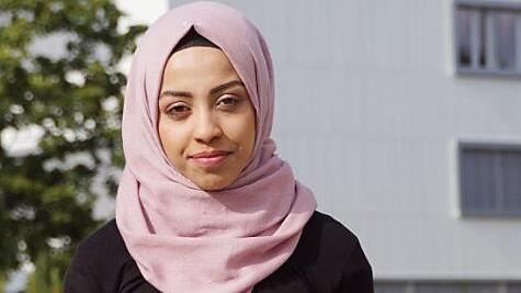 Vier Jahre nach ihrer Ankunft in Deutschland machte Nuran Al Khder aus Syrien an der Albrecht-Dürer-Mittelschule Haßfurt ihren mittleren Abschluss. Bei der Abschlussfeier hielt die Jugendliche eine flammende Rede für das Projekt "Schule mit Courage - Schule ohne Rassismus".