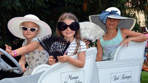 Mira, Mona und Maya -  chick gemacht ließen sie sich als kleine Prinzessinnen fotografieren.Peter Rauch