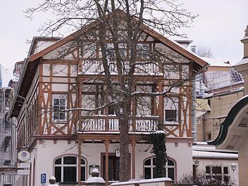 Die Fachwerkkonstruktion des früheren Theaterrestaurants in Bad Kissingen ist nach Angaben des Besitzers einsturzgefährdet. Foto: Benedikt Borst